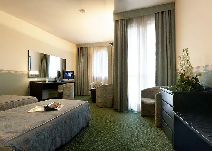 מלון Pacific Airport 3*